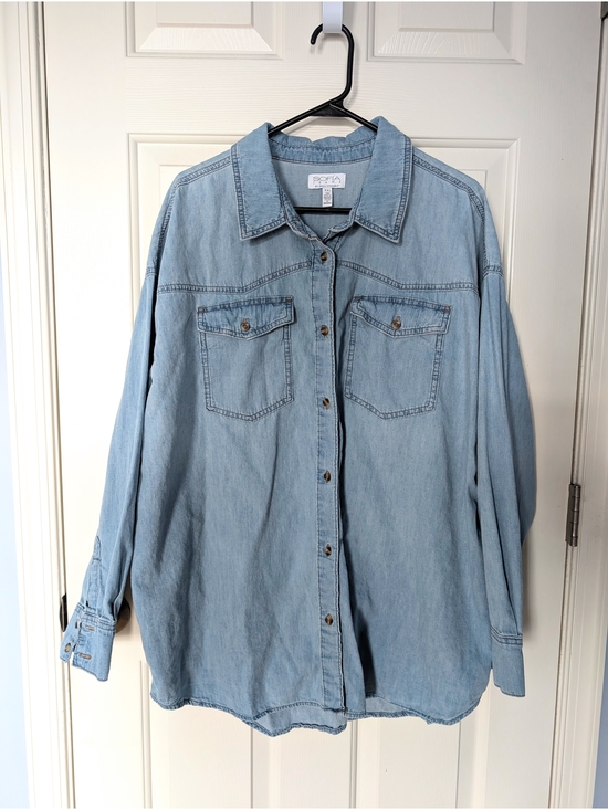 sofia by sofia vergara Tops - sofia by sofia vergara Light Blue Denim Button-Down Shirt